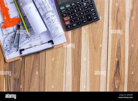 Plan De Arquitectura Y Rollos De Planos Con Kit De Herramientas Para Los Trabajos Del Ingeniero