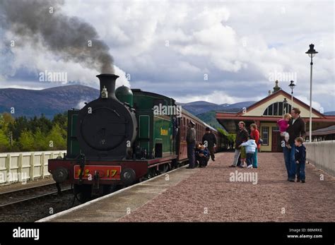 dh Strathspey Steam Railway AVIEMORE INVERNESSSHIRE Families watching ...