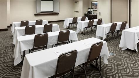 Book Our Omaha Hotel Near the OMA Airport | Hampton Inn & Suites