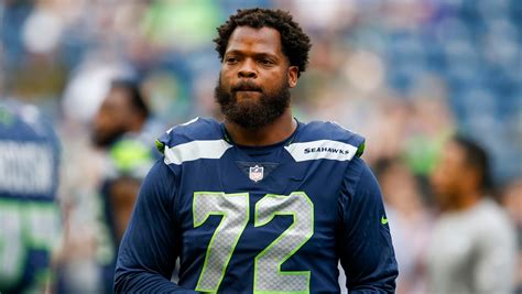 Michael Bennett Seahawks Stand For Anthem To Support The Vets