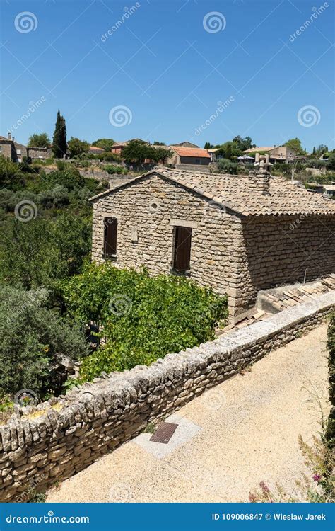 Vieilles Maisons En Pierre Typiques Dans Le Village De Gordes Vaucluse