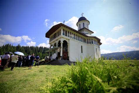 S Rb Toarea Tuturor Sfin Ilor La Schitul De La Gura Izvorului Topli A