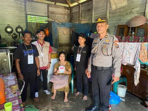 Polres Labuhanbatu Selatan Bantu Warga Yang Sakit Nyoblos Di Rumah