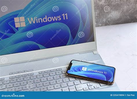 El Nuevo Logotipo De Microsoft Windows 11 En La Pantalla Del Equipo Y