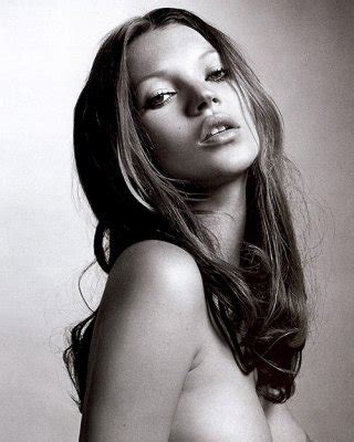 Kate Moss Showing Her Nice Tits And Upskirt In Car Paparazzi Pictures Porn Pictures Xxx Photos