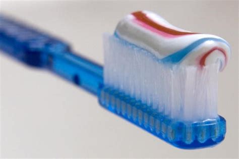 L Inaspettato Effetto Del Dentifricio Sulle Unghie