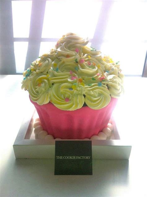 Big cupcake cake | Big cupcake, Cupcake cakes, Cake decorating