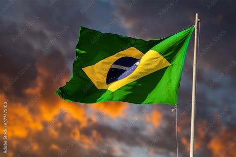 Bandeira brasileira tremulando ao vento Bandeira do Brasil içada