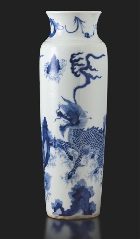 Vaso In Porcellana Bianca E Blu Con Figure Di Draghi Entro Paesaggio