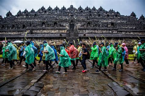 BuddhaZine Pemuda Lintas Agama Lakukan Pradaksina Dalam Guyuran Hujan