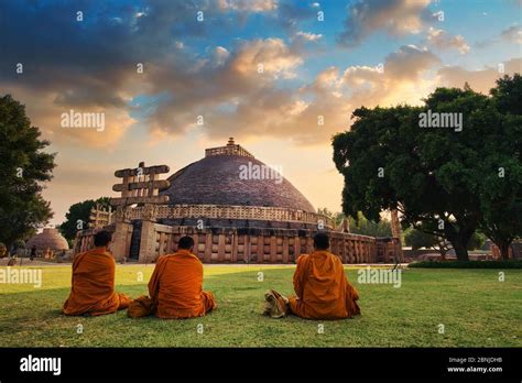 Sanchi Stupa A Buddhist Complex Famous For Its Great Stupa In The