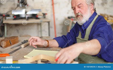 El Viejo Hombre Est Haciendo Un Bosquejo De Casa De Los P Jaros De La