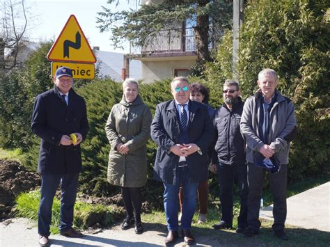 Rozpocz A Si Budowa Chodnika Przy Drodze Powiatowej W Tokach