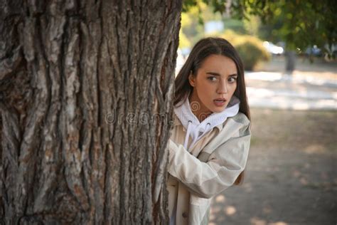 Mujer Que Esp A Cerca De La Puerta Del Vecino Imagen De Archivo