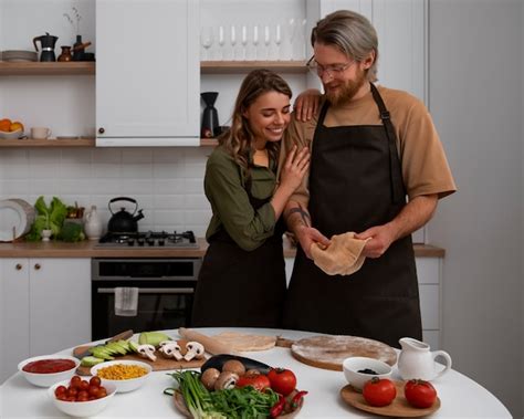 Free Photo Medium Shot Couple Cooking Together
