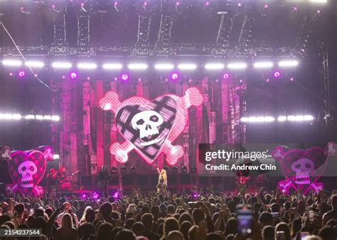22742 Avril Lavigne Photos And High Res Pictures Getty Images