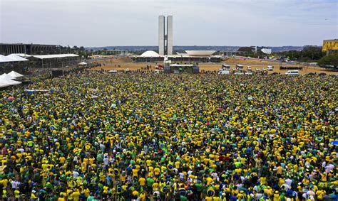 Desfile Em Comemora O Ao Bicenten Rio Re Ne Multid O Em Bras Lia