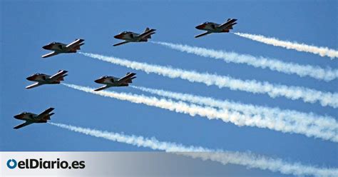 La exhibición aérea de la Patrulla Águila en Las Teresitas obliga a