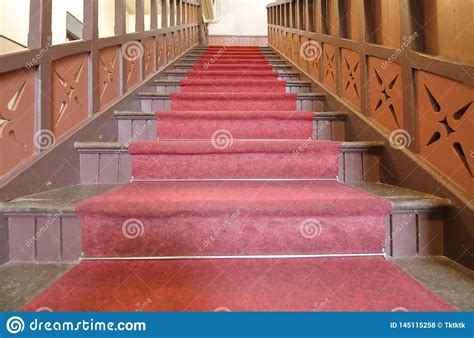 Escadas De Madeira Velhas Do Tapete Vermelho Foto De Stock Imagem De