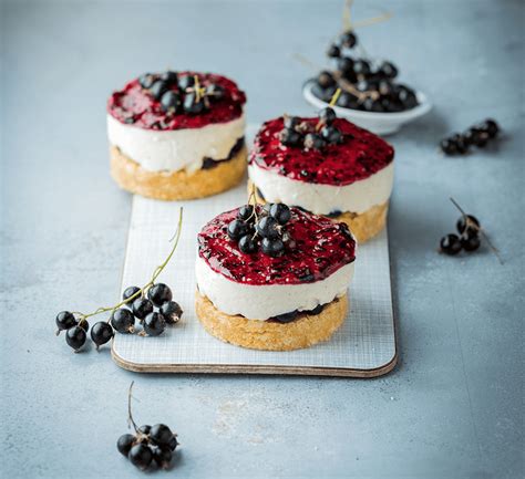 Cassis Mascarpone Törtchen mit Löffelbiskuit