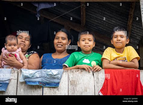 Los Riberenos De La Amazonia Peruana Son Un Pueblo Feliz Y Resistente