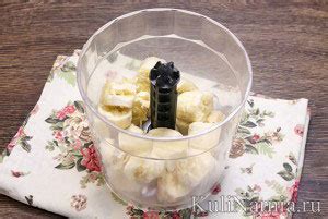 Банановый коктейль с молоком в блендере