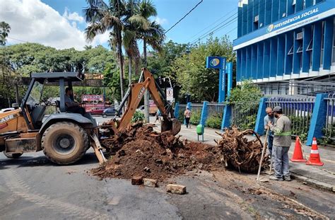 Obra na Rua Goiás troca tubulação e realiza alargamento da via SulMinasTV