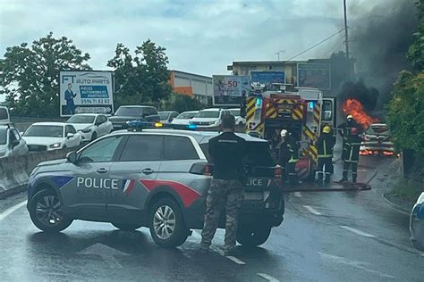 Un véhicule en feu sur la rocade avant le pont de Redoute à Fort de