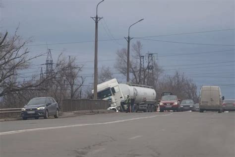 У Кривому Розі вантажівка DAF на мосту врізалась у бетонний паркан ...
