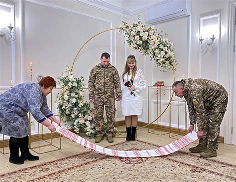 Кияни дочекались відбою тривоги та розписались: як у День закоханих ...