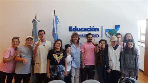 Ministra De Educaci N Recibi A J Venes Y Adultos Del Centro Educativo