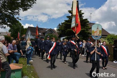 Imposanter Festzug Kr Nt Jubil Umsfeier Der Feuerwehr Pleu En Onetz