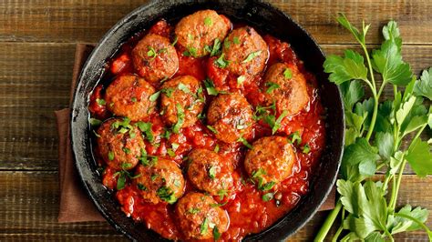 Albondigas spanische Hackbällchen in Tomatensauce mit Petersilie