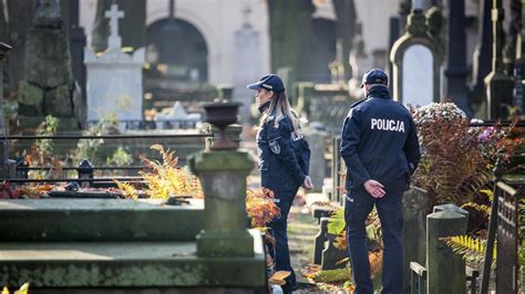 Wszystkich Świętych Policja apeluje o ostrożność Jak zadbać o swoje