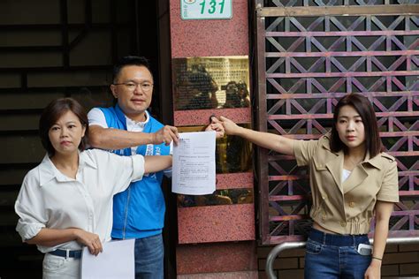 徐巧芯3議員按鈴告發陳吉仲貪污圖利｜基進黨帶鏡子鬧場嗆別再造謠