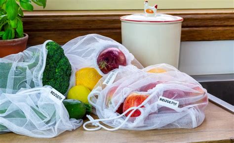 Malla Eco Bolsas Para Compras Con Frutas Y Verduras Colgando En El