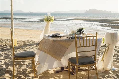 Hermosa Mesa Preparada Para Una Cena Rom Ntica En La Playa Con Flores Y