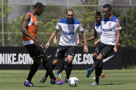 Durante o treino desta manhã no CT Joaquim Grava Parque Ecológico do