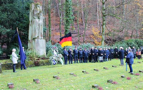 Gedenken und Kranzniederlegung zum Volkstrauertag Bürgermeister