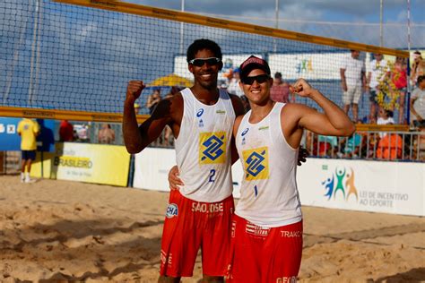 Paraibano de 20 anos ganha etapa de João Pessoa de vôlei de praia