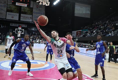 Basket ball Pro B Saint Chamond inflige encore une leçon de basket