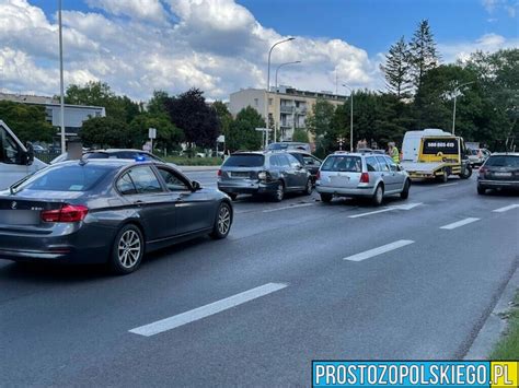 Zderzenie trzech samochodów na ul Nysy Łużyckiej w Opolu