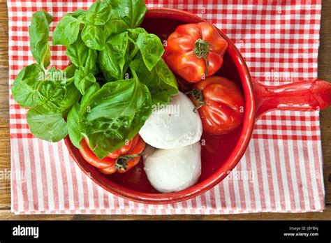 Tomaten Und Mozzarella Caprese Vorspeise Hi Res Stock Photography And