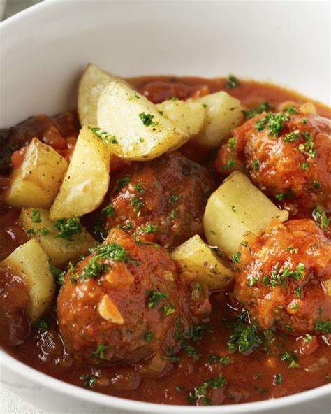 Gehaktballetjes In Tomatensaus Met Geroosterde Aardappelen Artofit