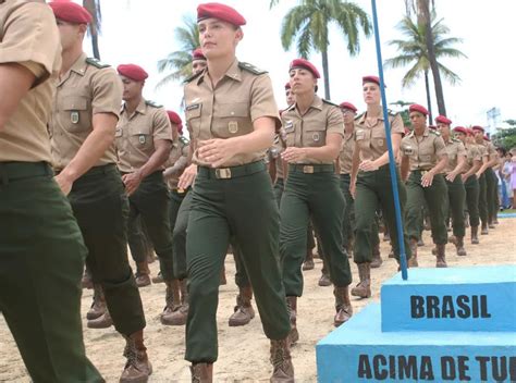 Militares da AMAN concluem Curso Básico de Paraquedista Exército