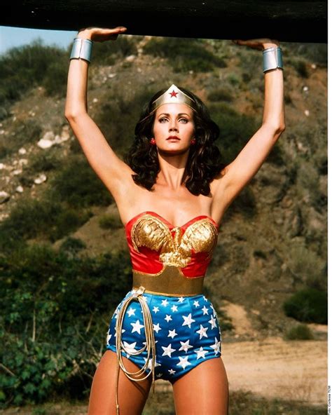 Lynda Carter Fans Club on Instagram DetrásdeCámaras Foto de