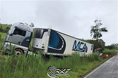 Carreta Sai Da Pista Na MG 126 Em Rochedo E Ocupantes Saem Ilesos