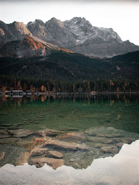 Zugspitze I Eibsee Jezioro Lodowcowe W Alpach Bawarskich Niemcy Obraz