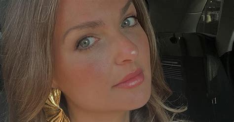 Audrey de Survivor Québec respire lété dans un bikini jaune beurre