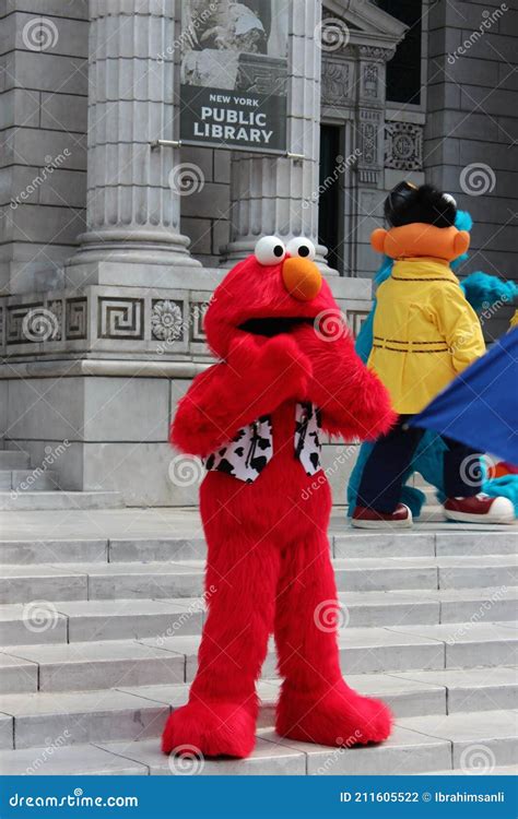 Sesame Street Christmas Parade At Sesame Street Land At SeaWorld